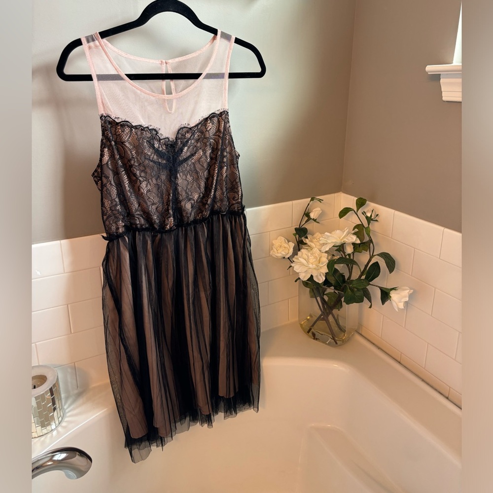 Dress lace black and cream lace